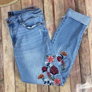Abercrombie & Fitch Harper low rise ankle embroidered jeans size 10 long.